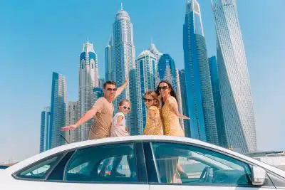 Une famille en voyage à Dubaï