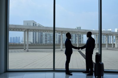 des hommes se serrant la main à l'aéroport