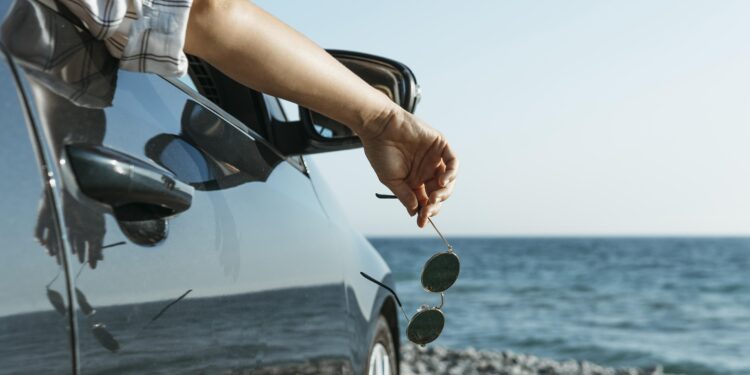 bras d'une personne dépassant de la voiture